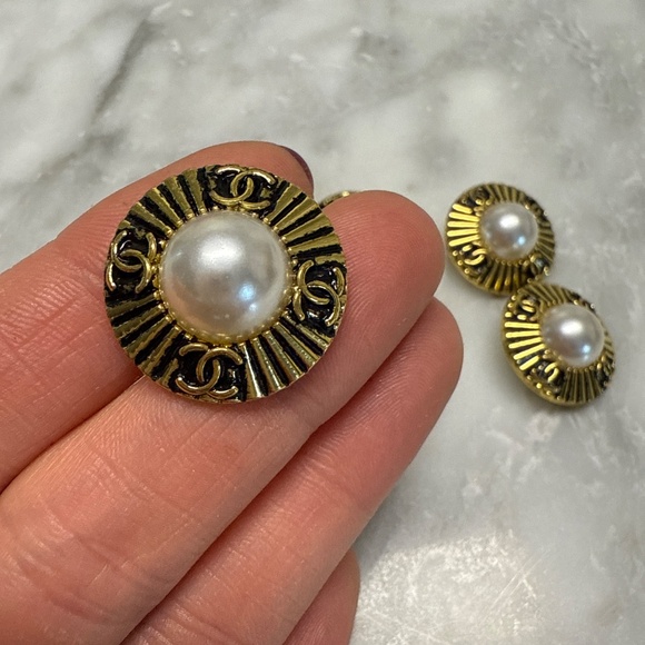 6 Chanel buttons - Picture 3 of 4